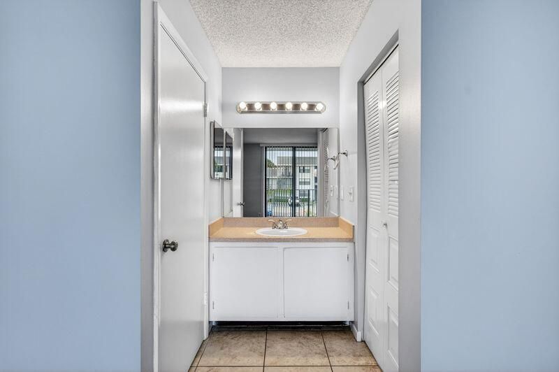 738 Executive Center Drive, Unit 21, West Palm Beach, FL 33401 Photo