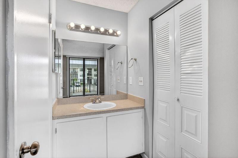 738 Executive Center Drive, Unit 21, West Palm Beach, FL 33401 Photo