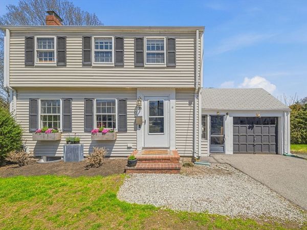 28 Lilly Ln, Dedham, MA 02026