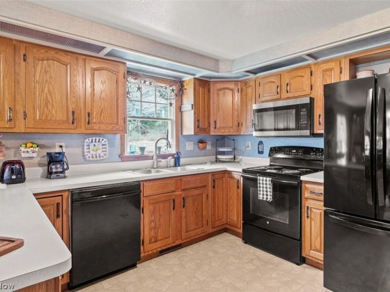 6561 Swamp Street NE, Hartville, OH 44632 Photo 12