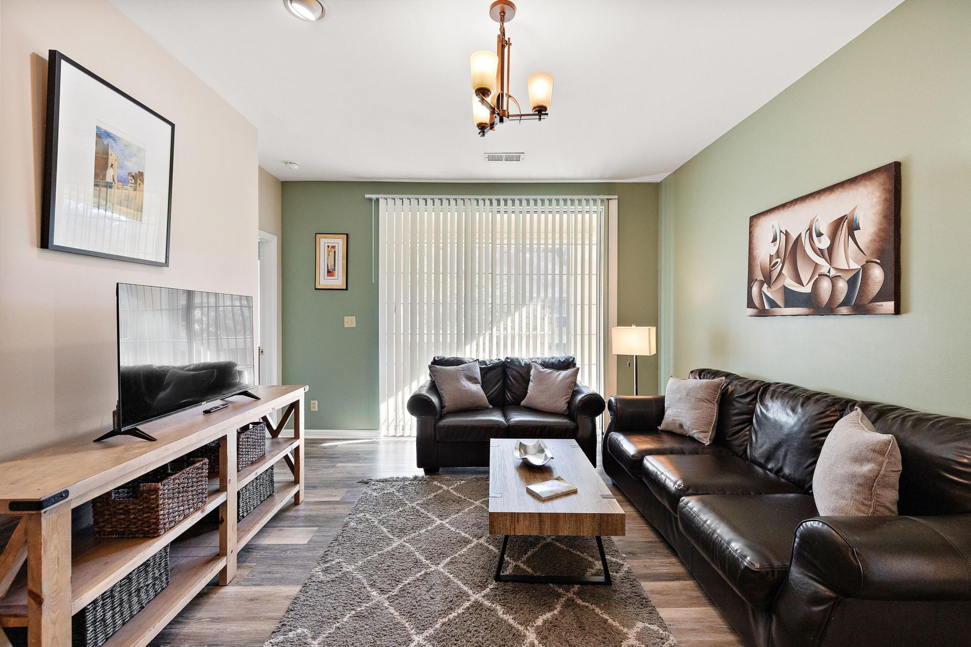 1600 Long Grove Drive Photo 4