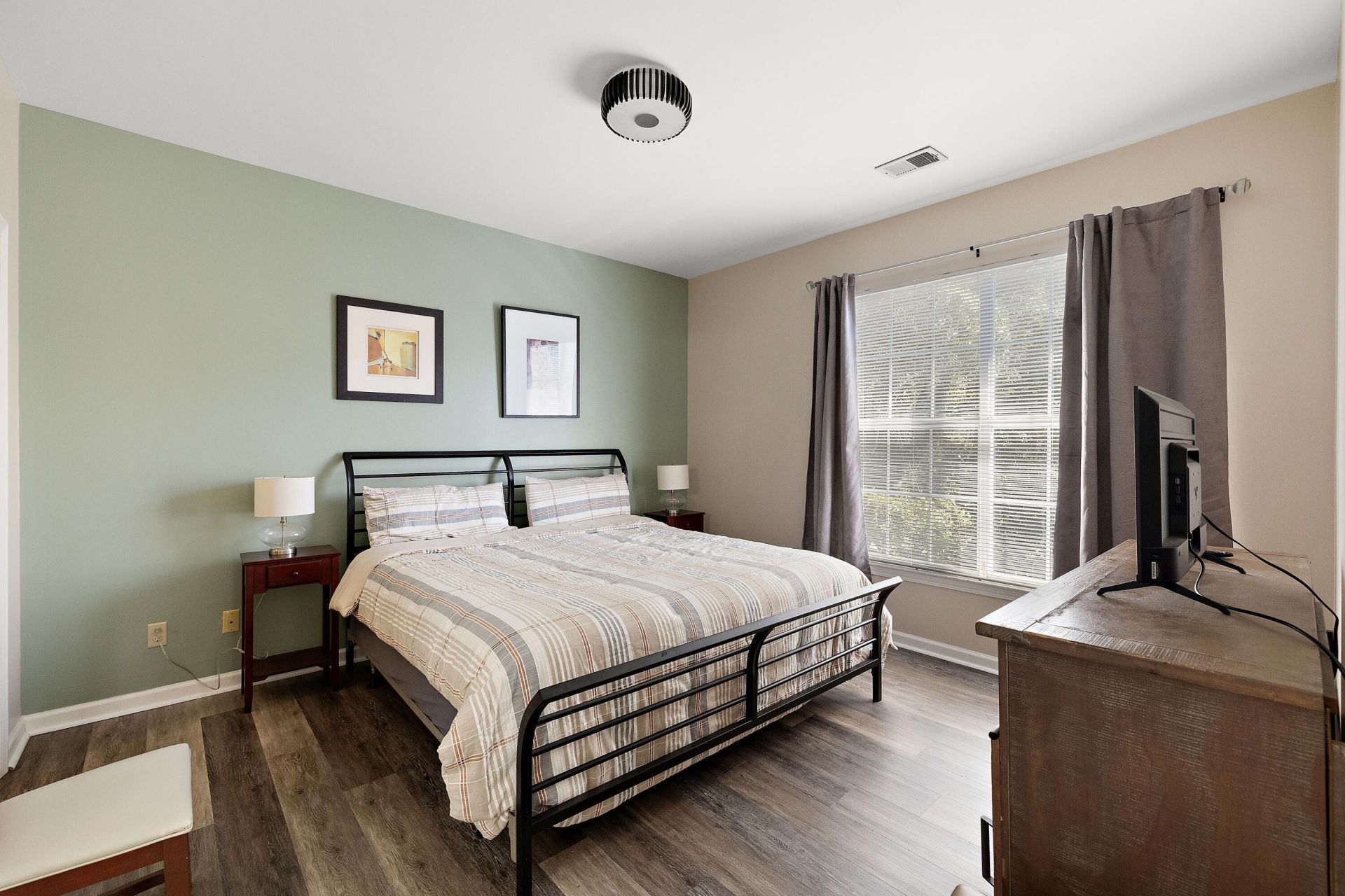 1600 Long Grove Drive Photo 8