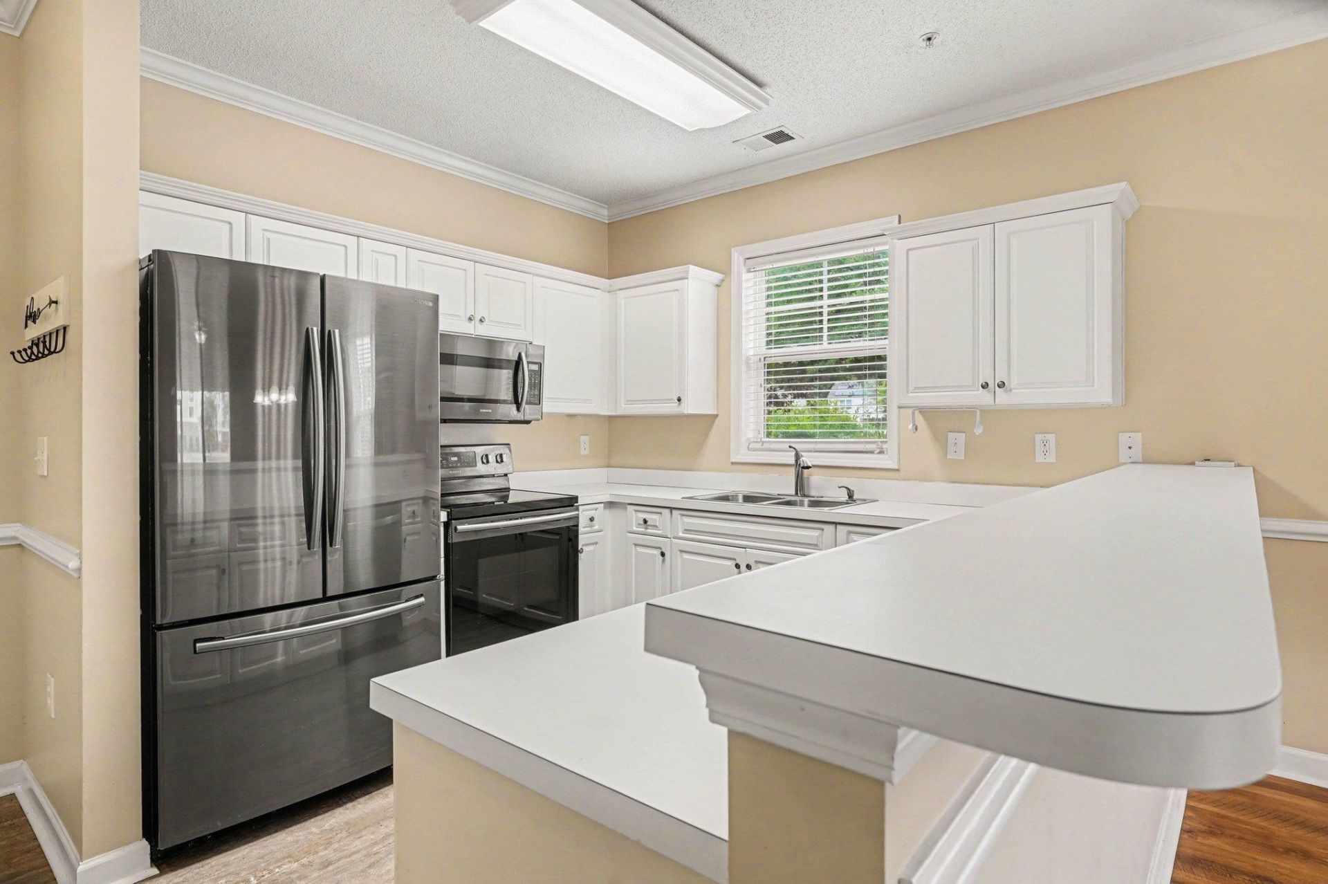 604 Heathrow Dr. Photo 11