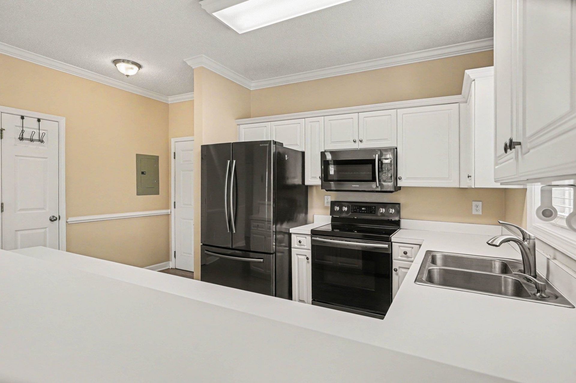 604 Heathrow Dr. Photo 12
