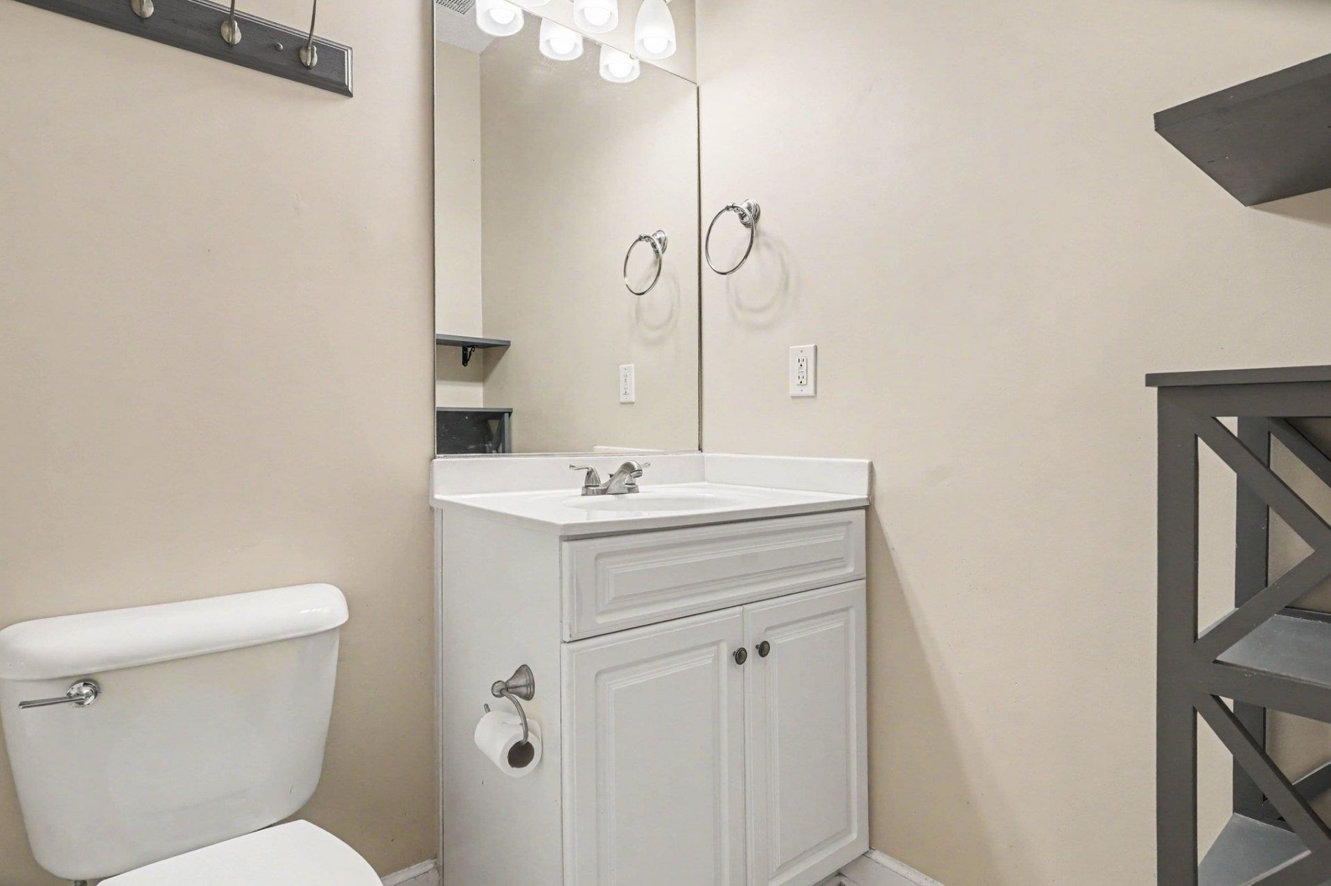 604 Heathrow Dr. Photo 14