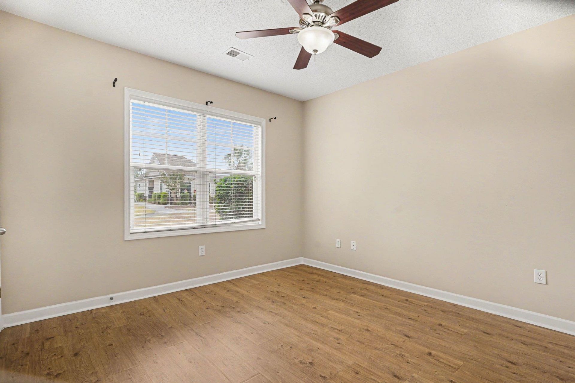604 Heathrow Dr. Photo 15