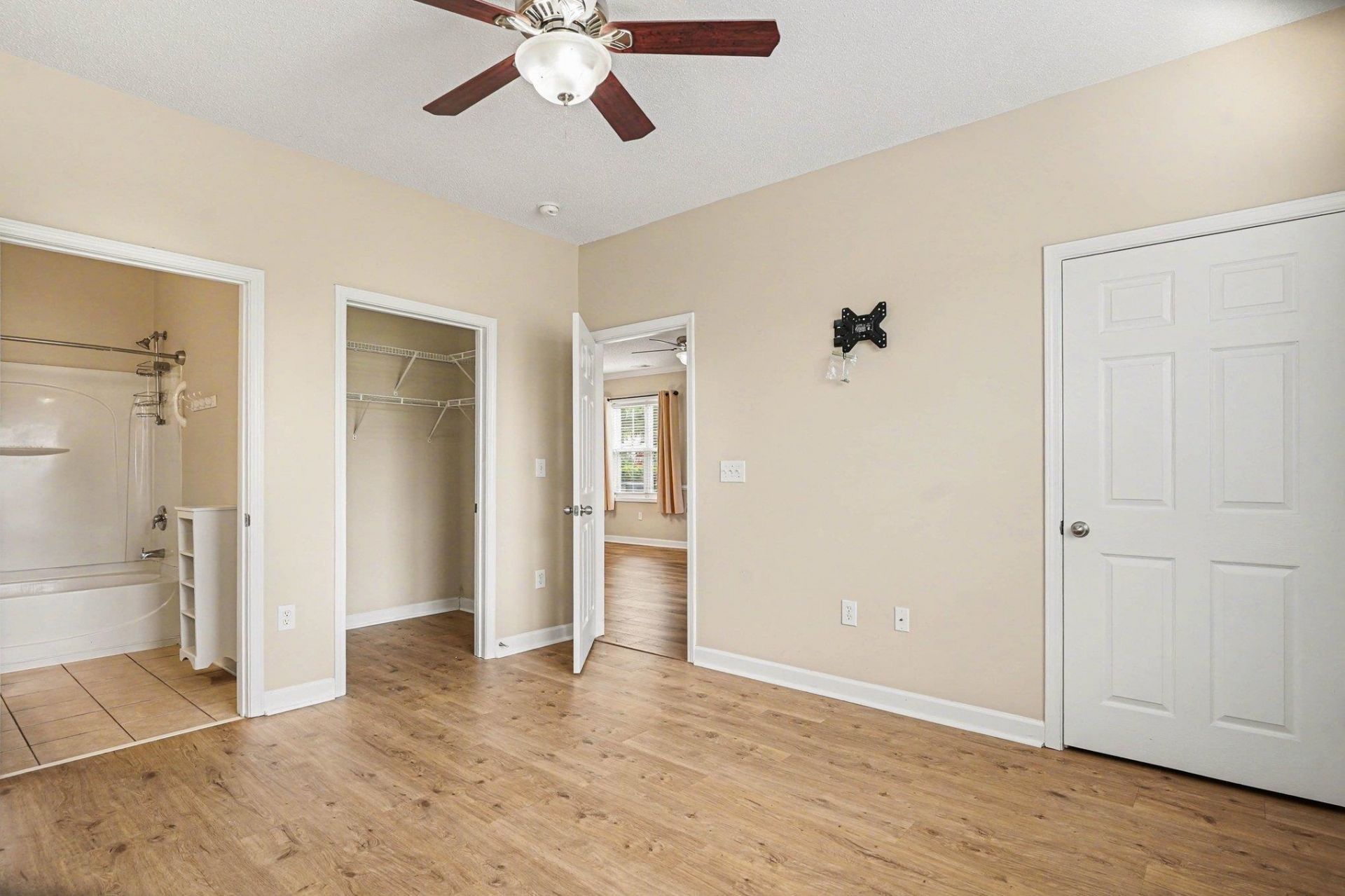 604 Heathrow Dr. Photo 16