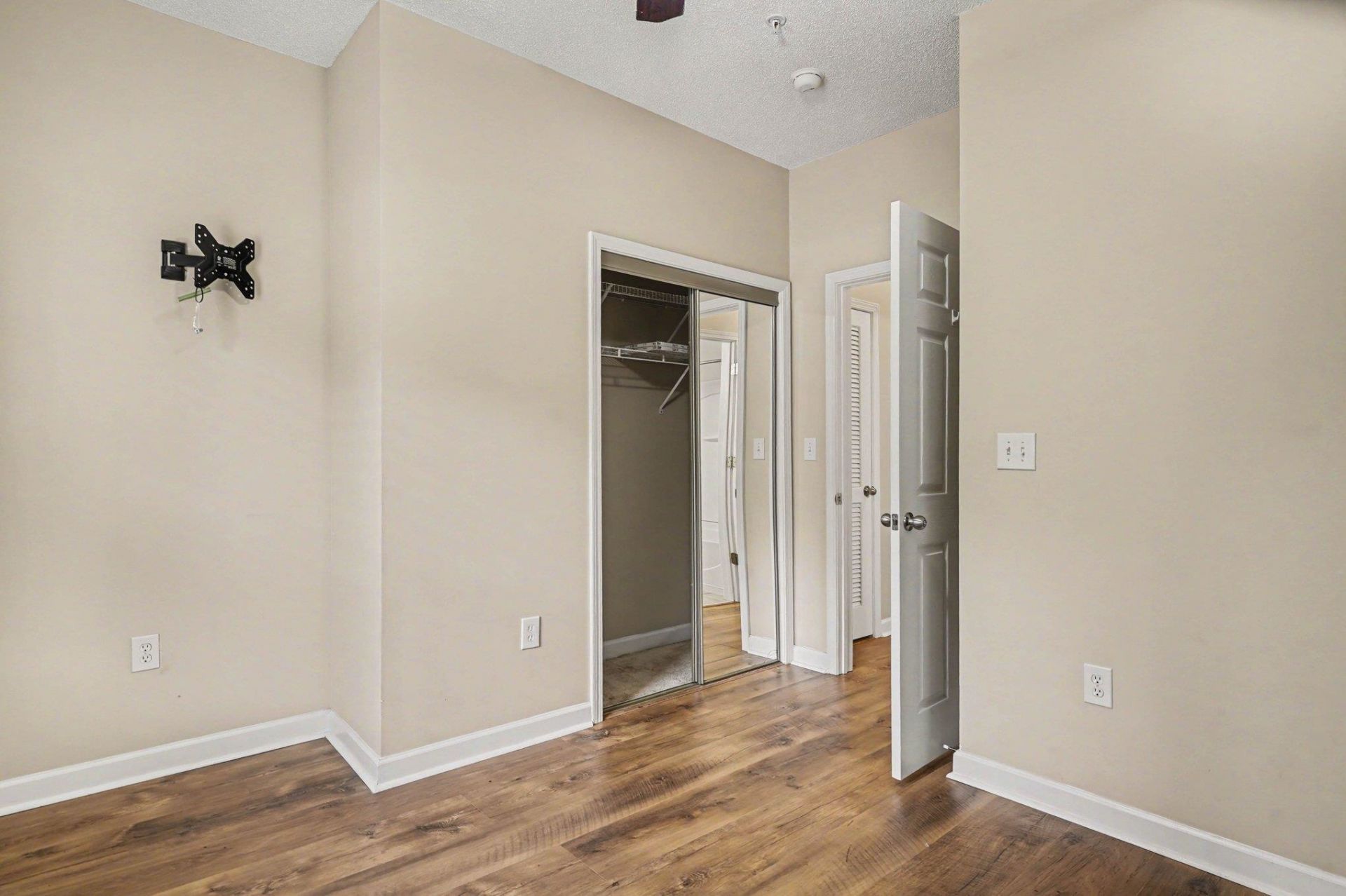 604 Heathrow Dr. Photo 19