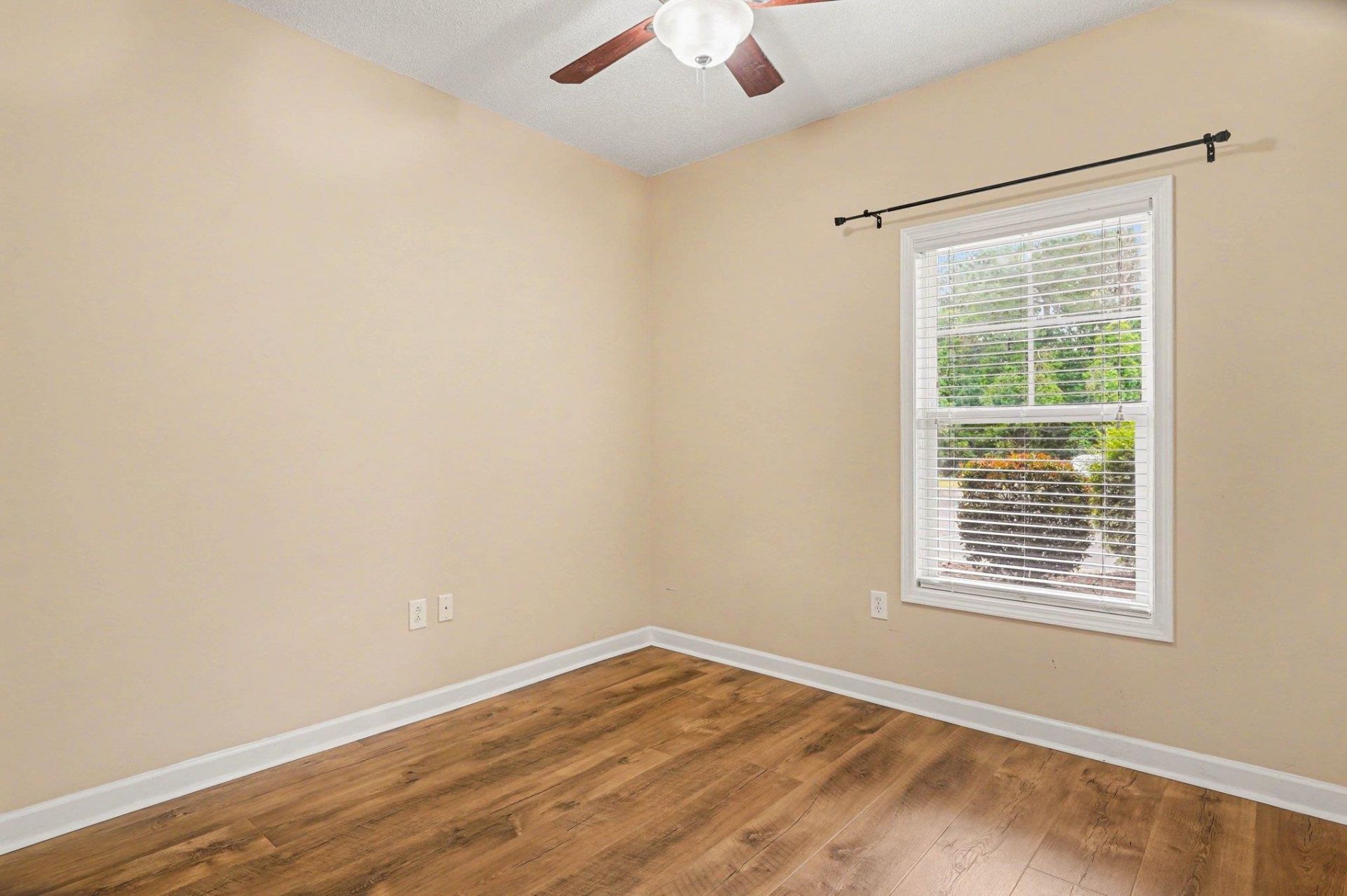 604 Heathrow Dr. Photo 20