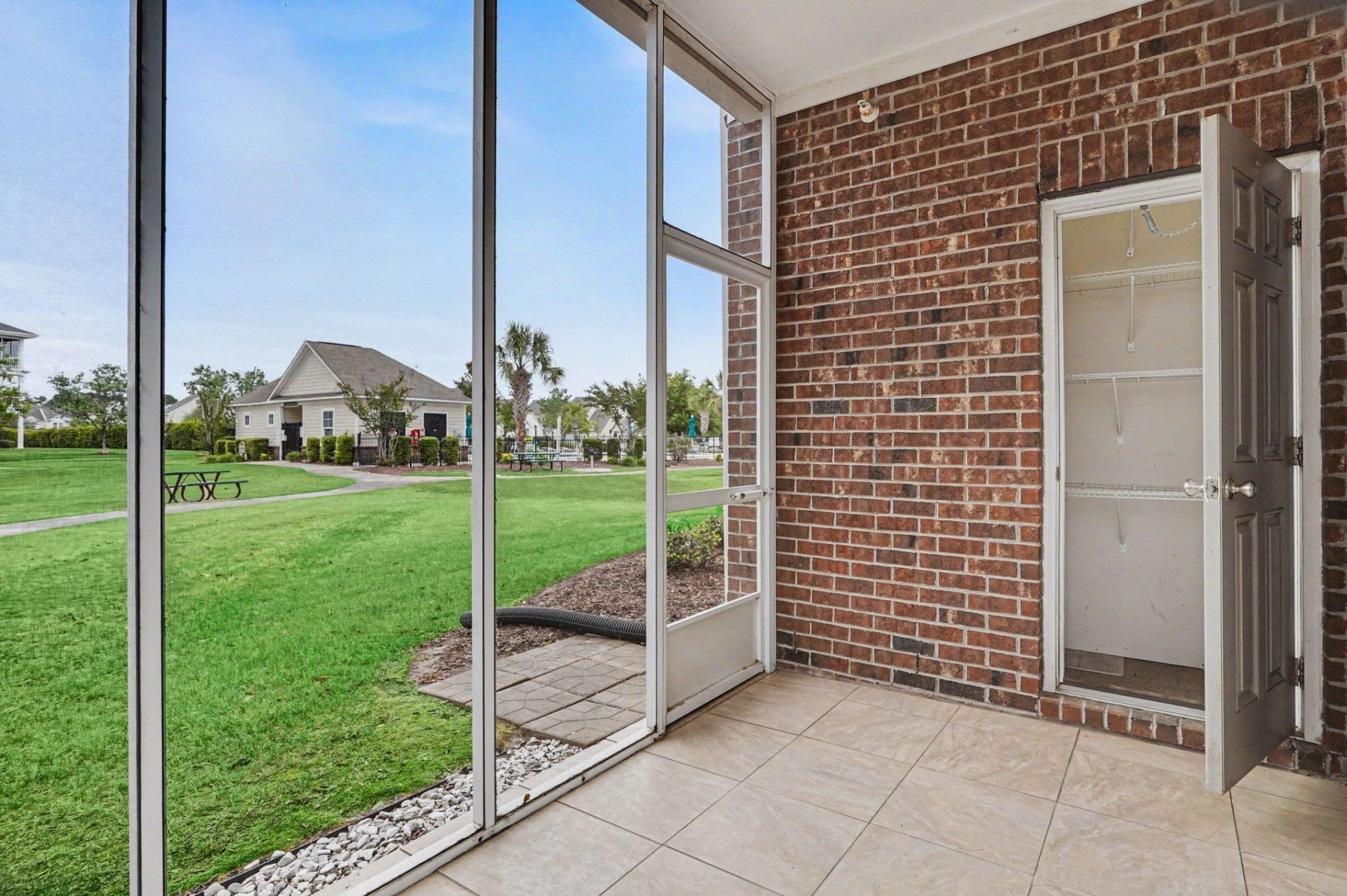 604 Heathrow Dr. Photo 23