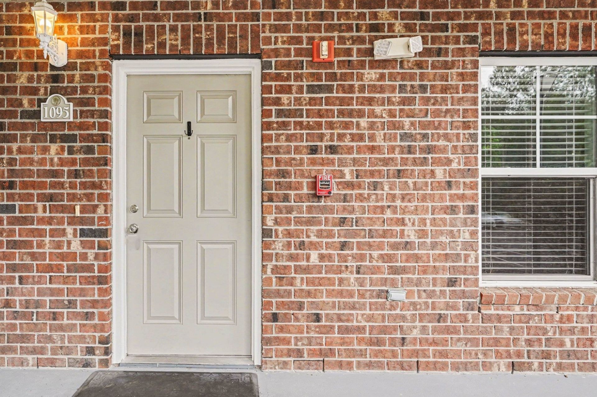 604 Heathrow Dr. Photo 4