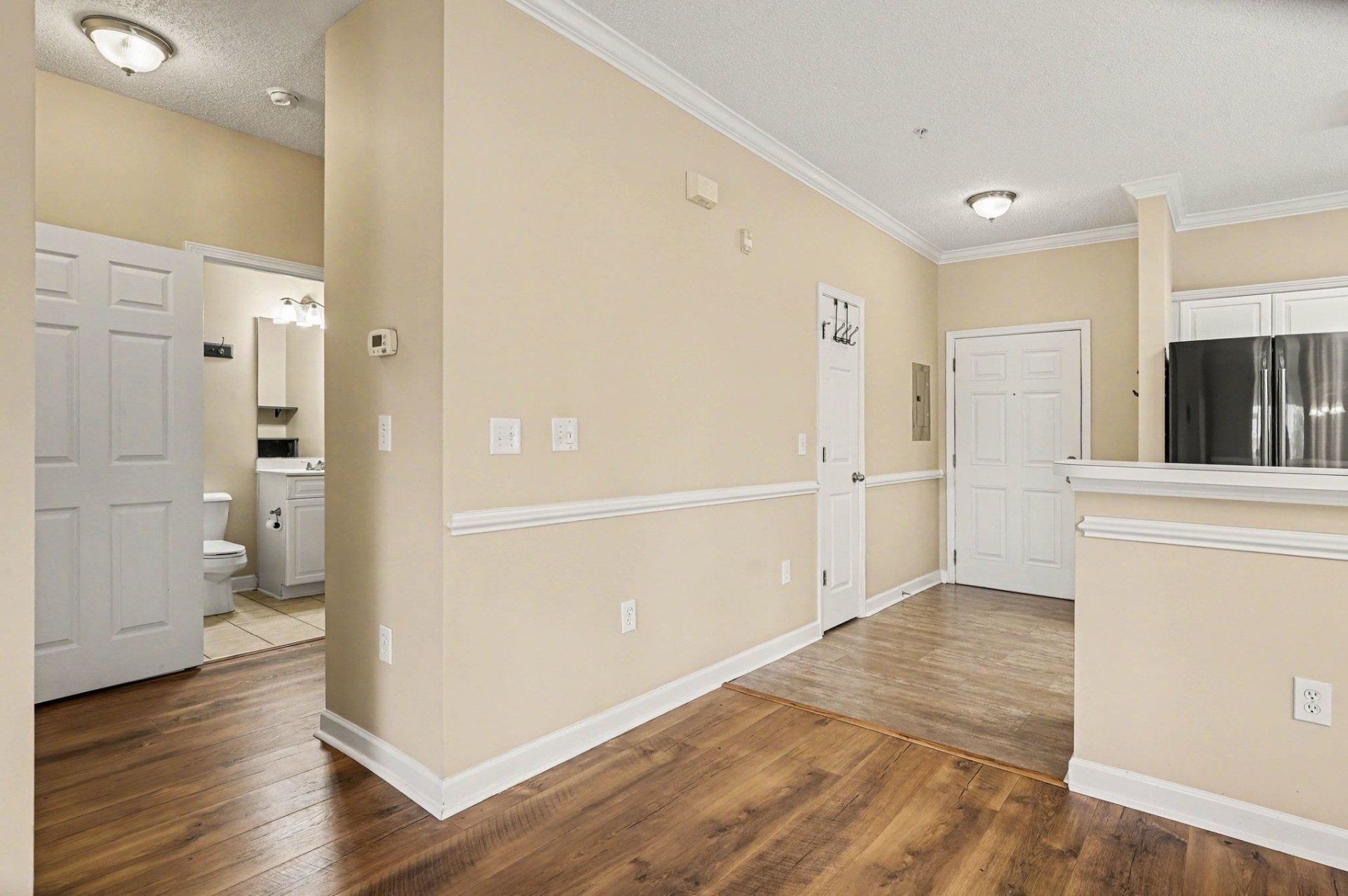 604 Heathrow Dr. Photo 5