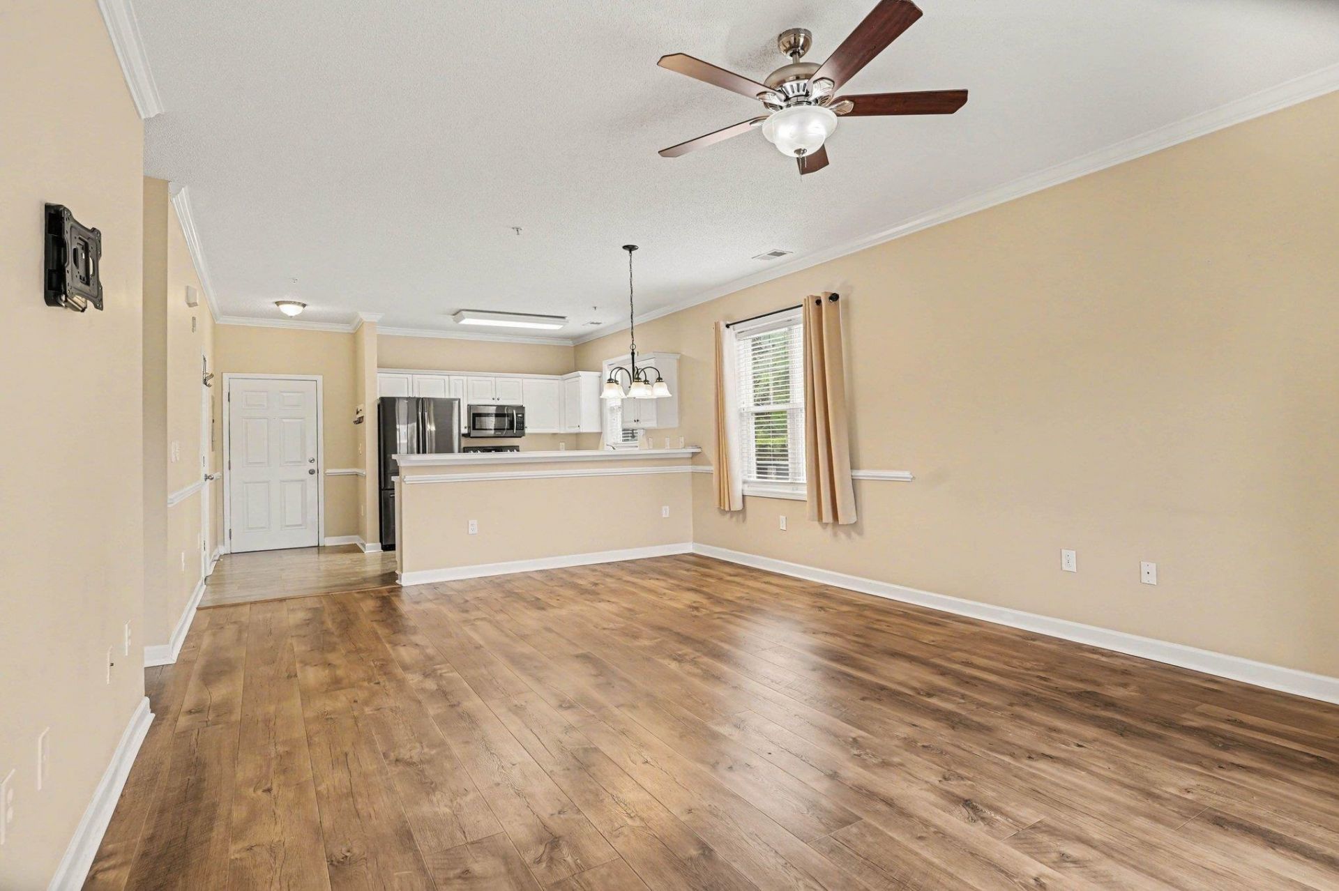 604 Heathrow Dr. Photo 7