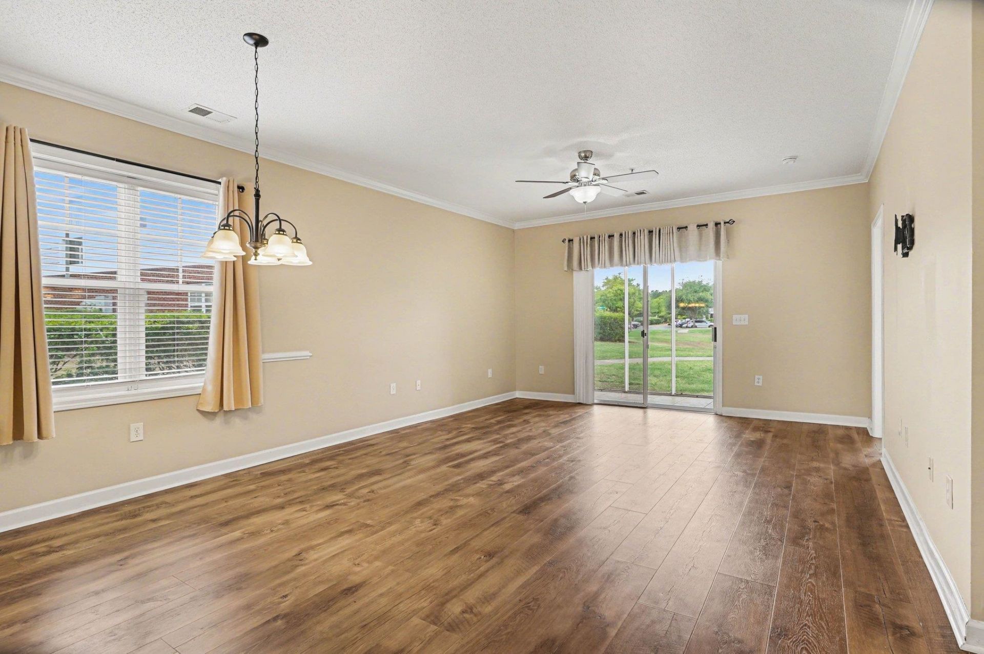 604 Heathrow Dr. Photo 8