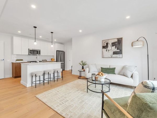 3992 Washington St, Unit 302, Boston, MA 02131