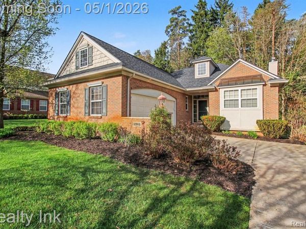 2745 Signature Circle, Hamburg Twp, MI 48169