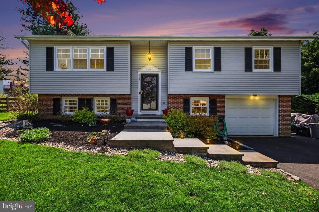 219 MAPLE AVENUE  Quarryville, PA 17566