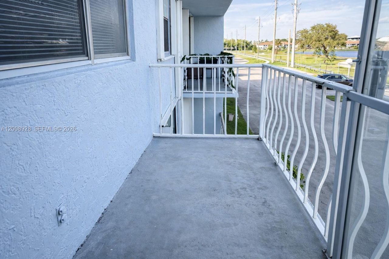 470 Executive Center Dr , Unit 2D, West Palm Beach, FL 33401 Photo