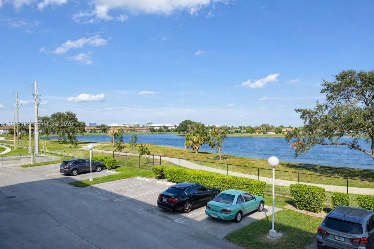 470 Executive Center Dr , Unit 2D, West Palm Beach, FL 33401 Photo