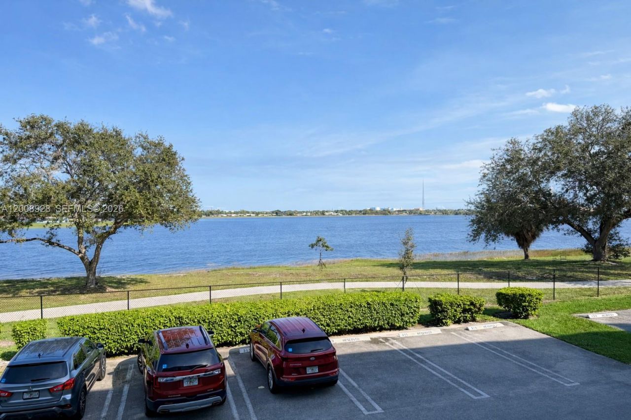 470 Executive Center Dr , Unit 2D, West Palm Beach, FL 33401 Photo