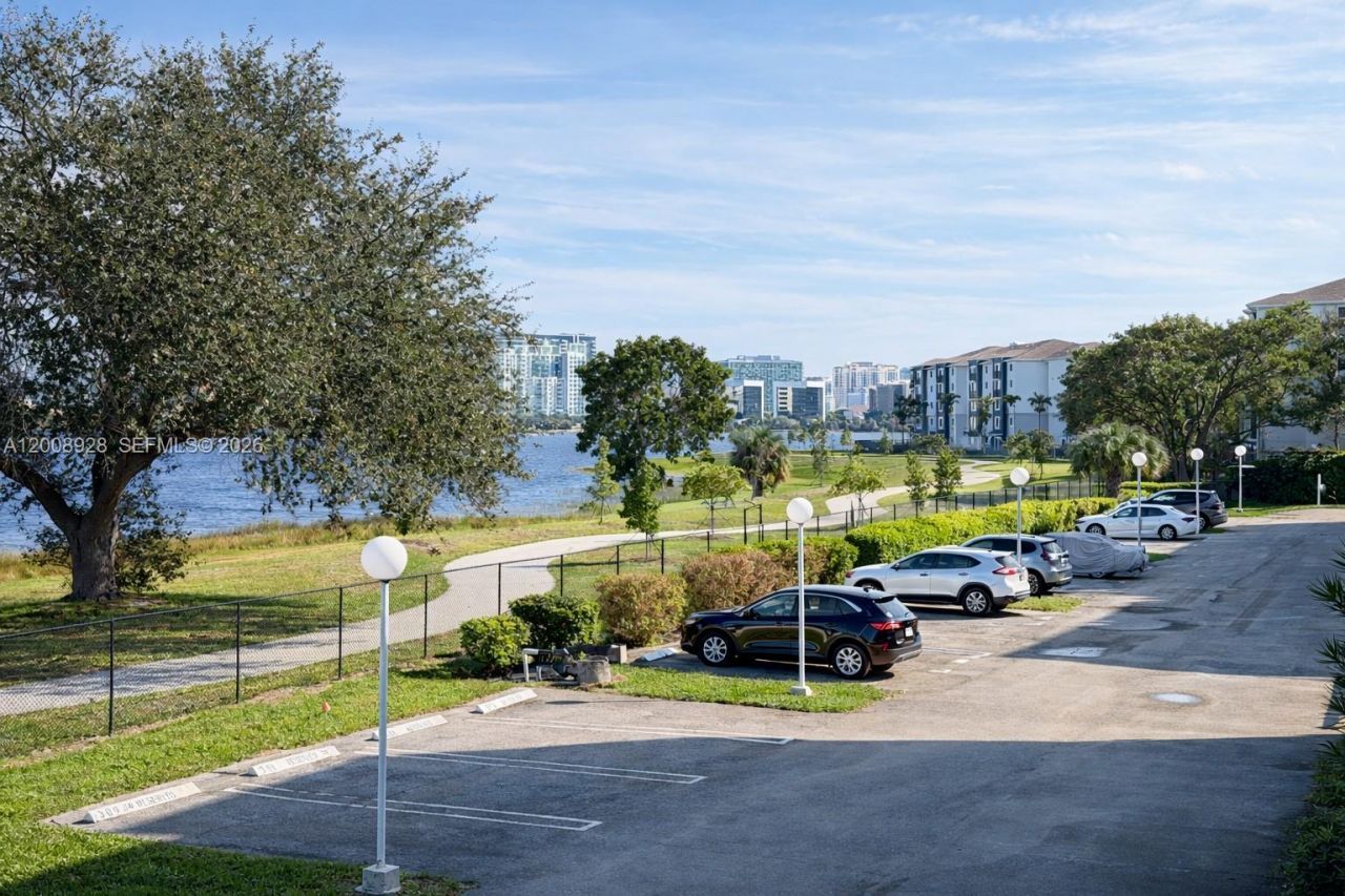 470 Executive Center Dr , Unit 2D, West Palm Beach, FL 33401 Photo