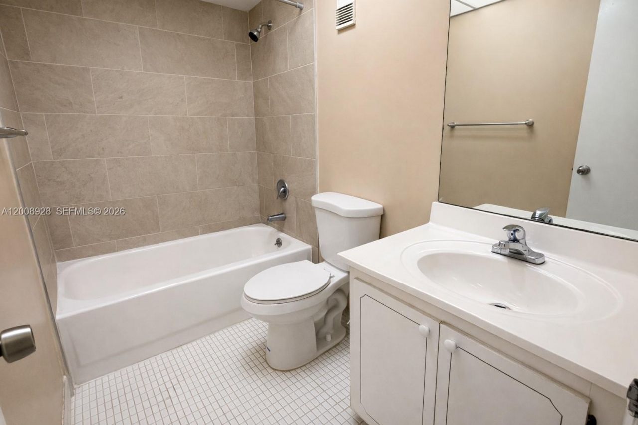470 Executive Center Dr , Unit 2D, West Palm Beach, FL 33401 Photo