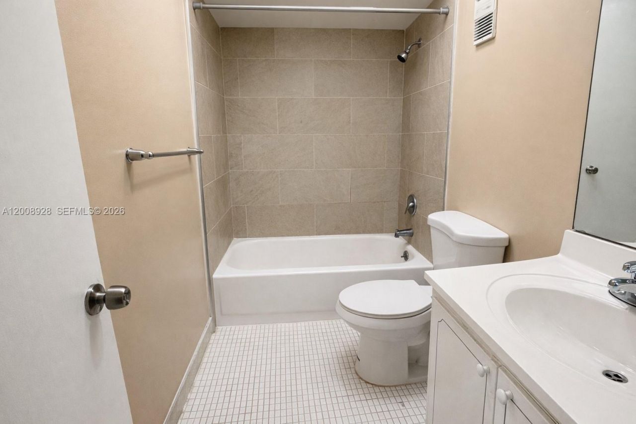 470 Executive Center Dr , Unit 2D, West Palm Beach, FL 33401 Photo