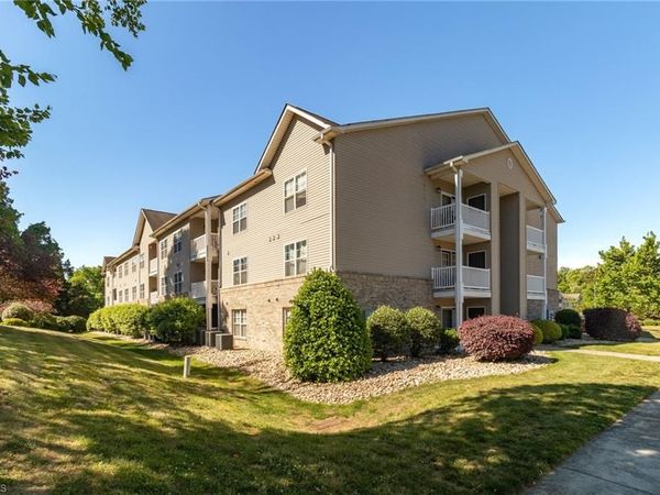 7100 W Friendly Avenue, Unit 205, Greensboro, NC 27410