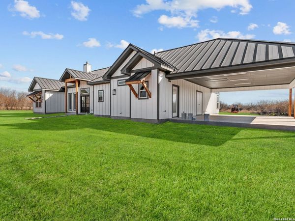 465 W Wetz Road, Marion, TX 78124