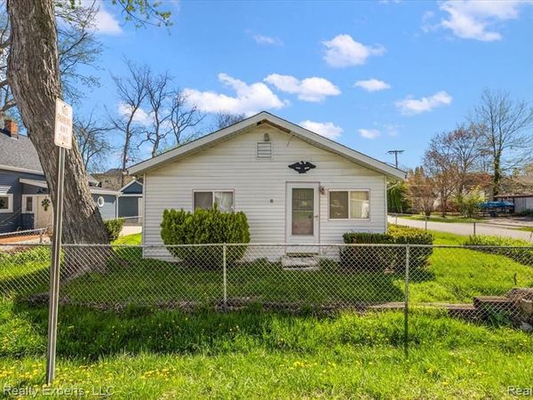 1801 Beechcroft Street, Keego Harbor, MI 48320