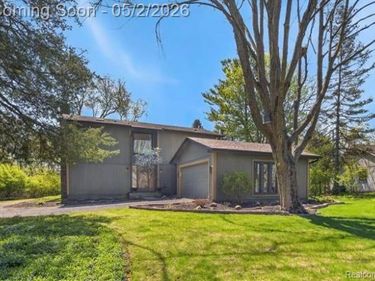 7025 Cedarbank Drive, West Bloomfield Twp, MI 48324