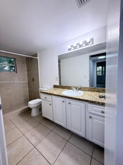 8333 Lake Dr, Unit 407, Doral, FL 33166 Photo