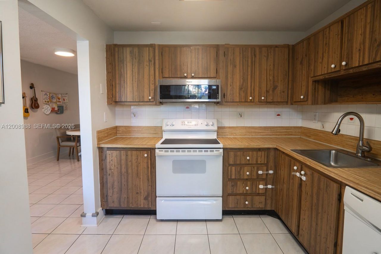 2366 SW 70th Way , Unit 4, Davie, FL 33317 Photo