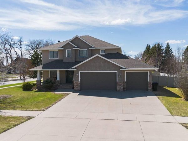5690 PRAIRIEWOOD Drive W, Grand Forks, ND 58201