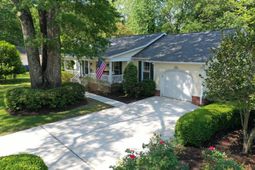 1490 Kentwood Circle photo 4