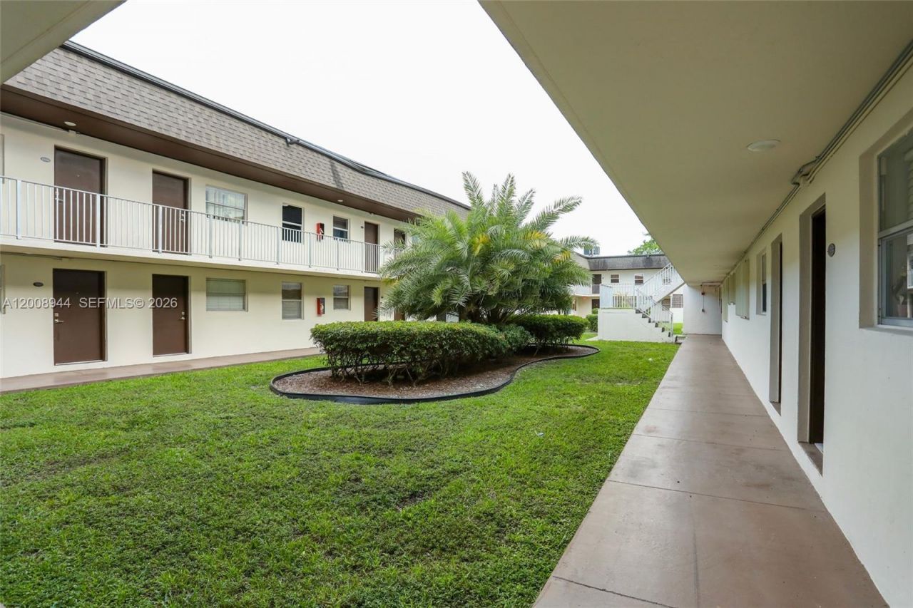 8601 SW 94th St , Unit 121W, Miami, FL 33156 Photo
