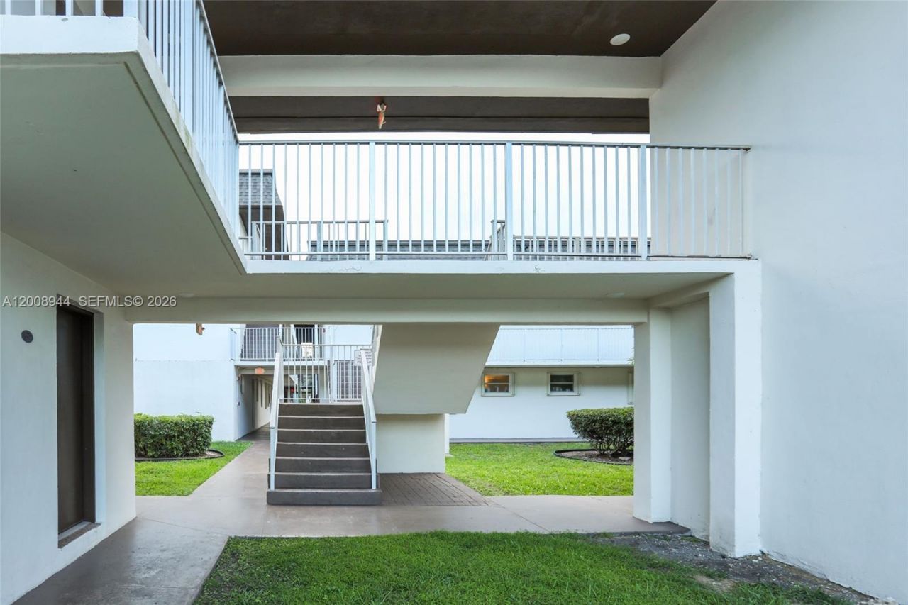 8601 SW 94th St , Unit 121W, Miami, FL 33156 Photo