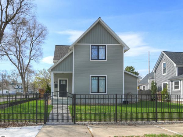 303 Eleventh Street W, Traverse City, MI 49684