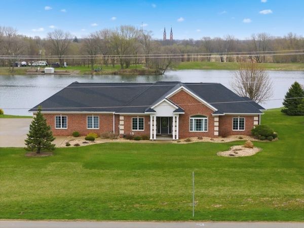 2104 332nd Ave , Dyersville, IA 52040