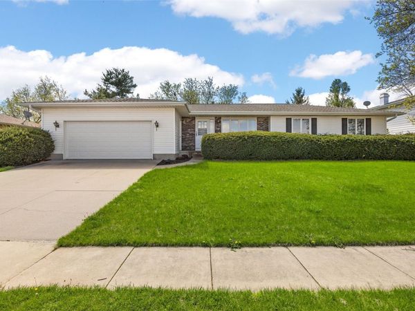 3005 29th Avenue , Marion, IA 52302