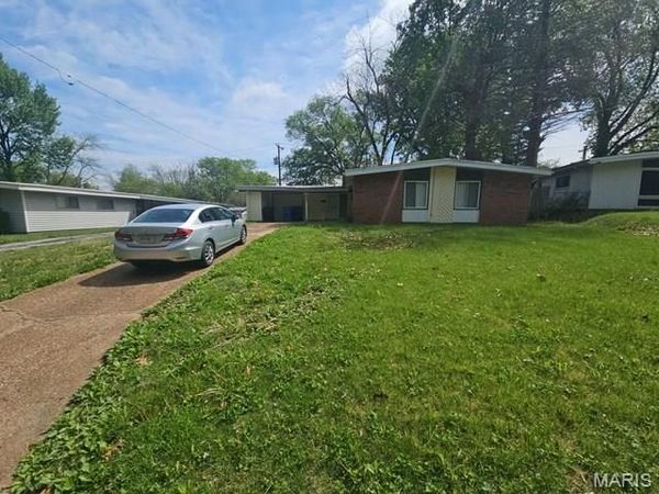 340 Holiday Hill Drive , Florissant, MO 63033