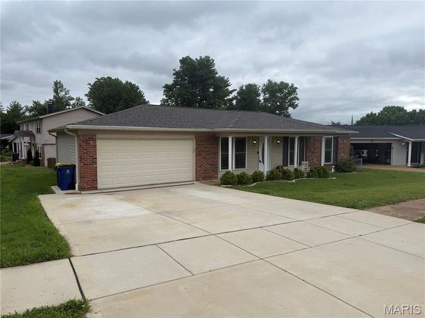 6540 Towne Woods Drive, Oakville, MO 63129