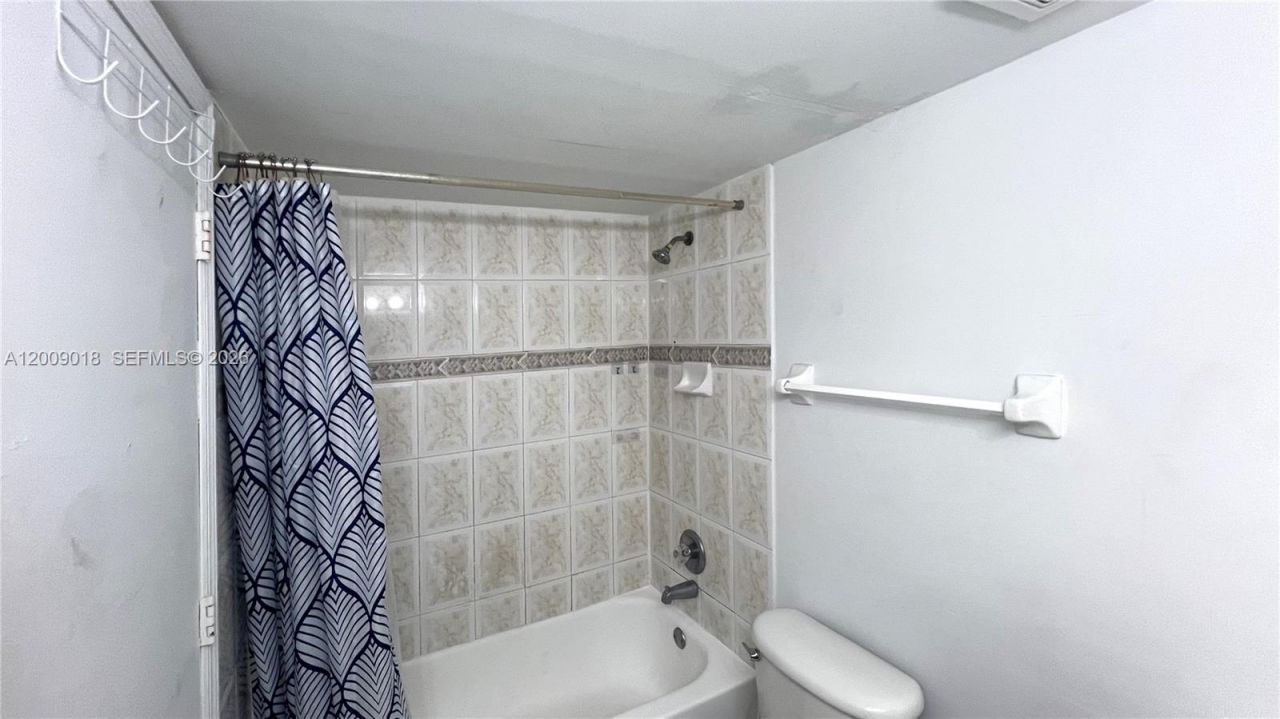 666 W 81st St , Unit 304, Hialeah, FL 33014 Photo