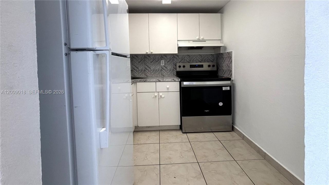 666 W 81st St , Unit 304, Hialeah, FL 33014 Photo