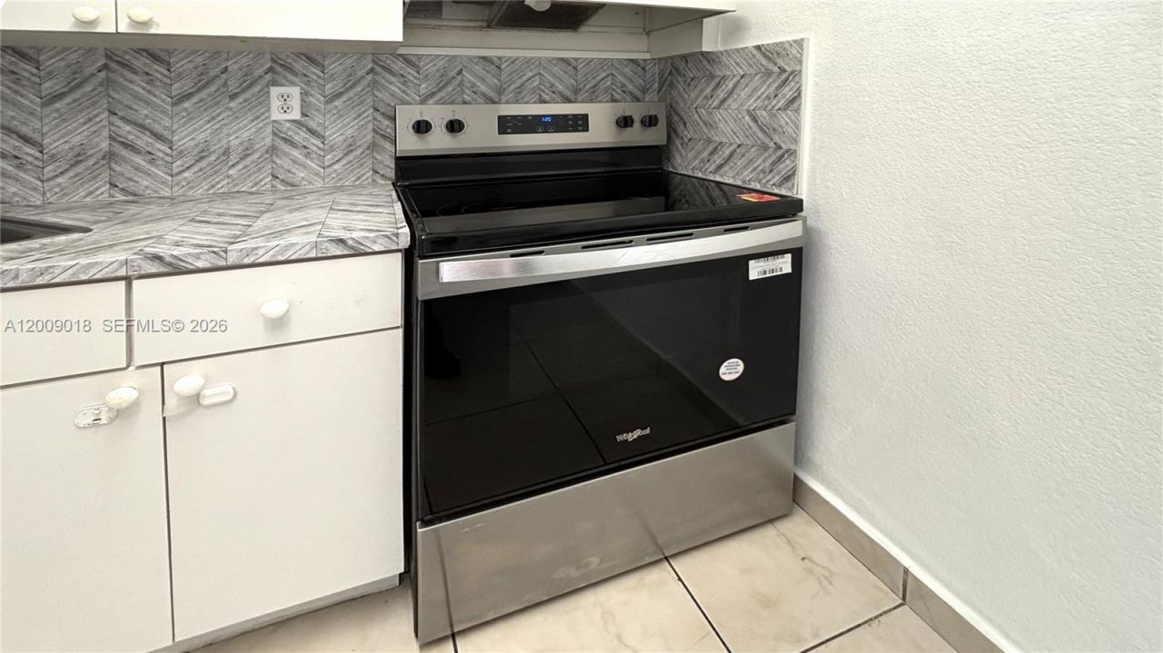 666 W 81st St , Unit 304, Hialeah, FL 33014 Photo
