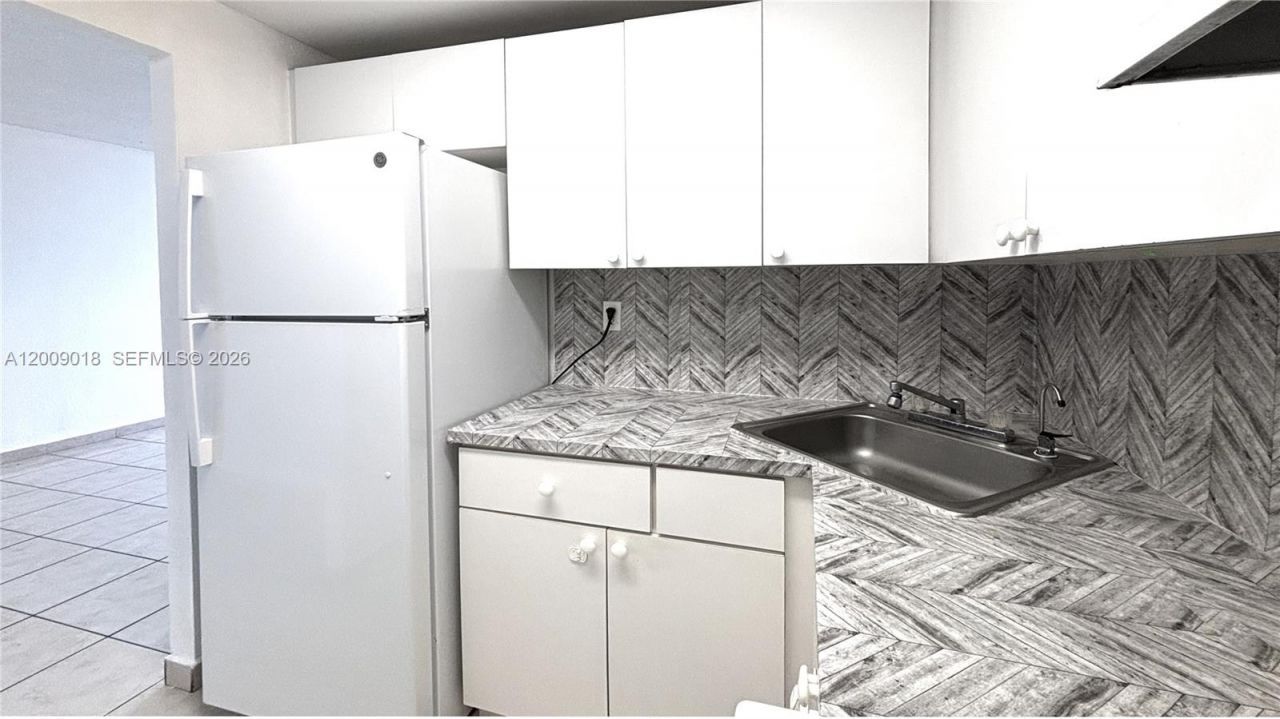 666 W 81st St , Unit 304, Hialeah, FL 33014 Photo