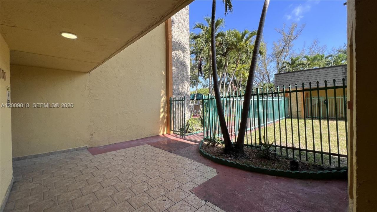666 W 81st St , Unit 304, Hialeah, FL 33014 Photo