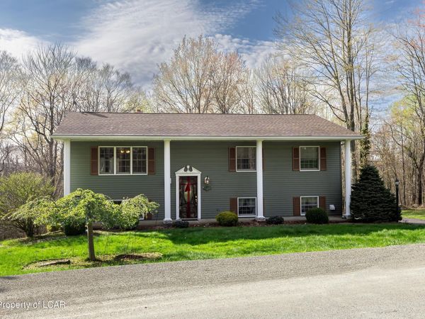 201 McIntosh Drive, Carbondale, PA 18407