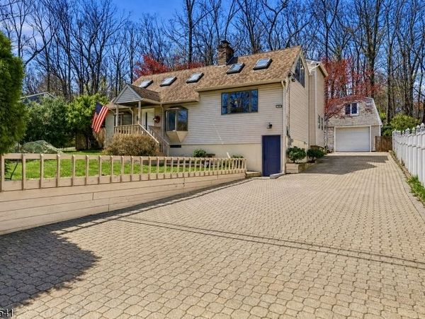 7 Pathfinder Trl, Jefferson, NJ 07885