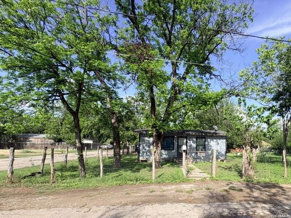 500 Margarita St, Uvalde, TX 78801